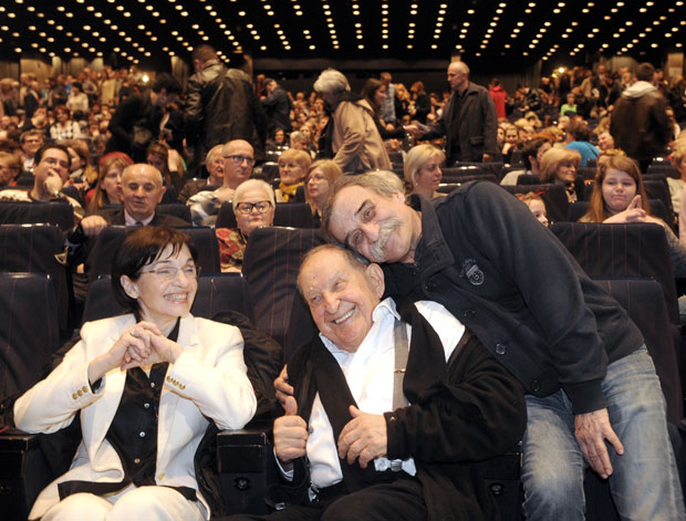 Чека се 1700. извођење представe Буба у уху